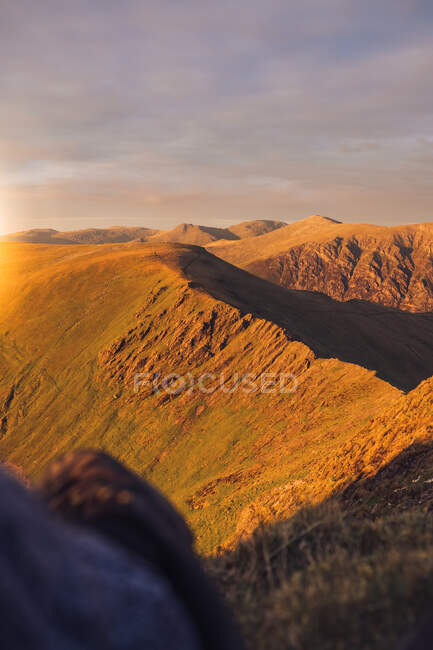 Spectacular scenery of bright sunset evening sky over mountain range in Wales — Stock Photo