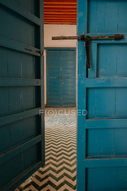 Portas de madeira azuis abertas em Marraquexe — Fotografia de Stock