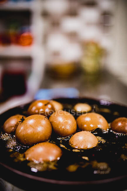 Deliciosos huevos con salsa de soja preparados en sartén en la cocina del restaurante asiático - foto de stock