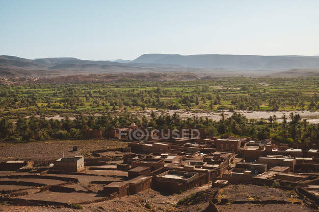 Case tradizionali della vecchia città araba vicino a alberi verdi nella giornata di sole a Marrakech, Marocco — Foto stock
