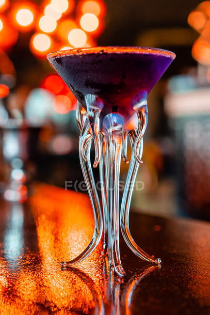 Baixo ângulo de refrescante sabor blaster cocktail em vidro servido no balcão no bar — Fotografia de Stock