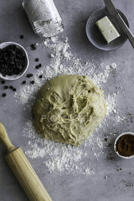 De massa de farinha fresca acima mencionada de massa de farinha coberta na superfície de mesa concreta na cozinha acolhedora — Fotografia de Stock