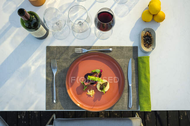 Delicious and well garnished grilled beef tenderloin dish at outdoor high cuisine restaurant — Stock Photo