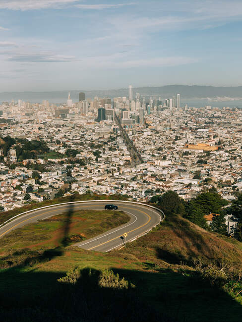 A paisagem urbana majestosa de São Francisco do alto ponto da colina verde com céu azul na luz solar — Fotografia de Stock