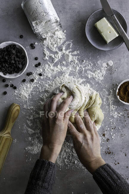 De dessus la main de la récolte de pâte fraîche de roulement femelle méconnaissable pour la pâtisserie dans la cuisine confortable — Photo de stock