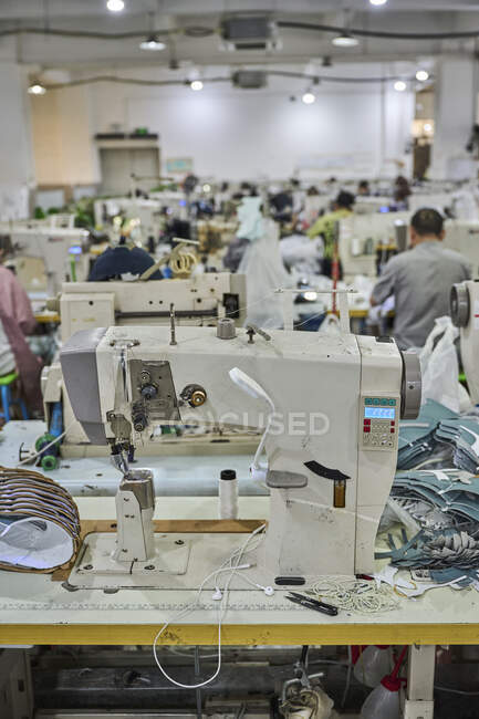 Vista de la sala de costura ocupada en la fábrica de zapatos chinos - foto de stock
