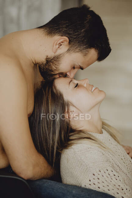 Heureux homme et femme souriant et se regardant tout en passant du temps à la maison le matin — Photo de stock