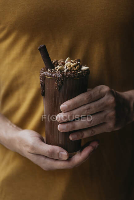 Unrecognizable caucasian man carry on a vegan sugar free chocolate smoothie — Stock Photo