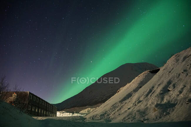 Espectacular aurora boreal verde y rosa en Tromso - foto de stock