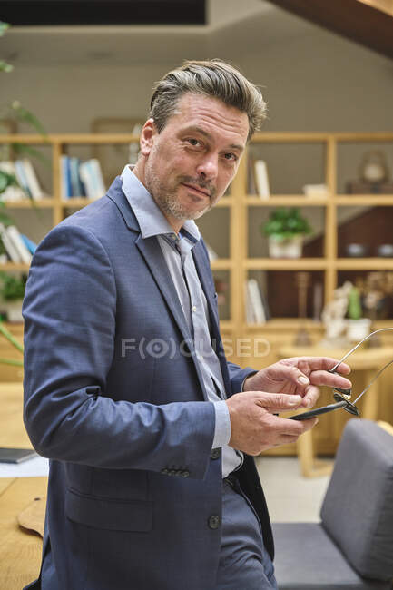 Designer assis sur son bureau prendre un café pendant le temps de travail — Photo de stock