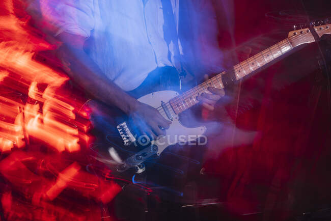 Scène floue d'un guitariste jouant une scène d'arnaque de guitare électrique — Photo de stock