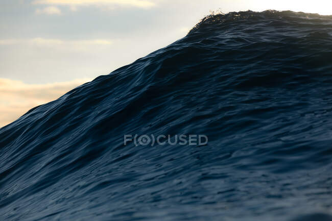 Primo piano di un'onda gigante in mare un giorno d'estate — Foto stock