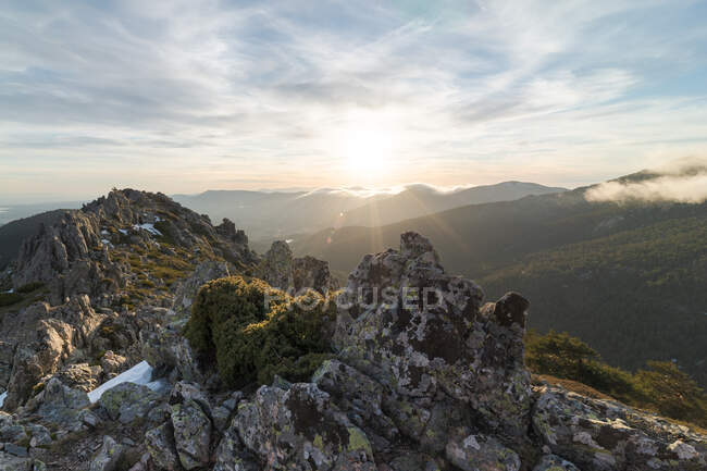 Montanha coberta de neve e floresta verde localizada contra o céu nublado pela manhã no Parque Nacional Sierra de Guadarrama, em Madrid, Espanha — Fotografia de Stock