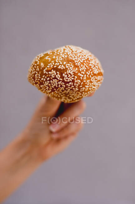 Hand of woman holding a sticky rice cake bun — Stock Photo