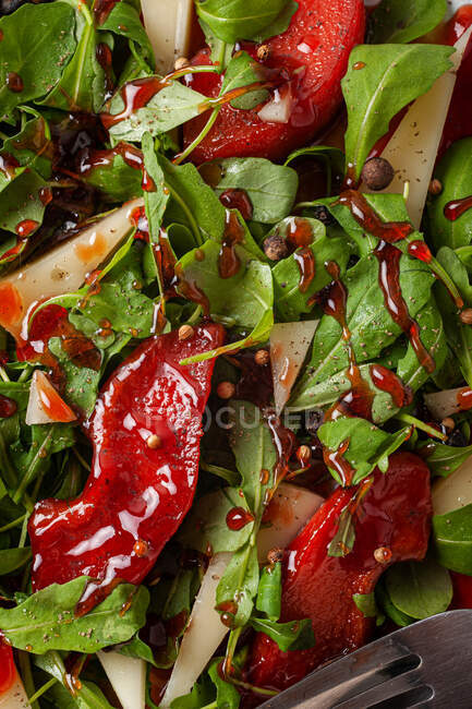 Vista superior de deliciosa ensalada con rúcula y membrillo - foto de stock