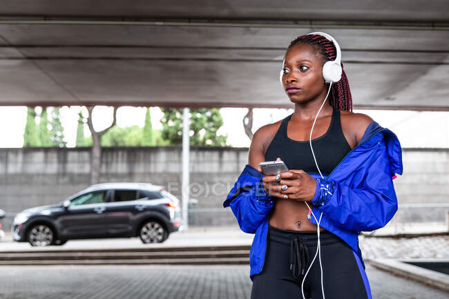 Sportswoman Écoute de la musique — Photo de stock