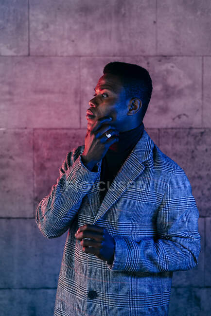 Retrato de hombre negro elegante con abrigo gris en la calle - foto de stock