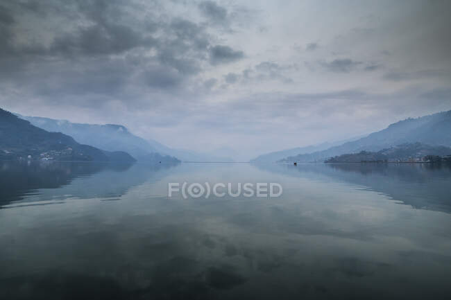 Величні краєвиди спокійного озера в горах під хмарним небом у Непалі. — стокове фото