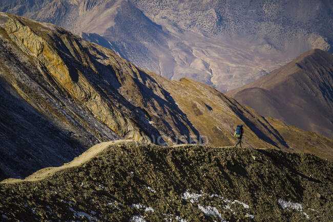 Meraviglioso paesaggio di sentiero in ripido pendio nelle montagne himalayane in Nepal nella giornata di sole — Foto stock