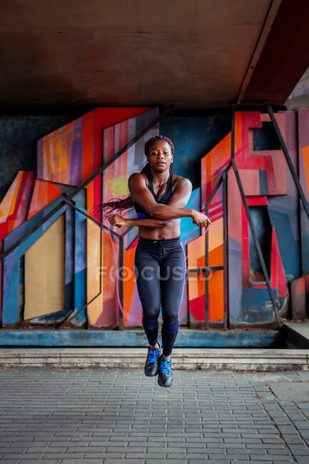 Donna afroamericana che salta la corda — Foto stock