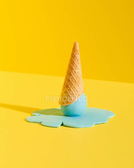 Gelato fondente blu Mockup in cono di cialda posto su fondo giallo che rappresenta il concetto estivo — Foto stock