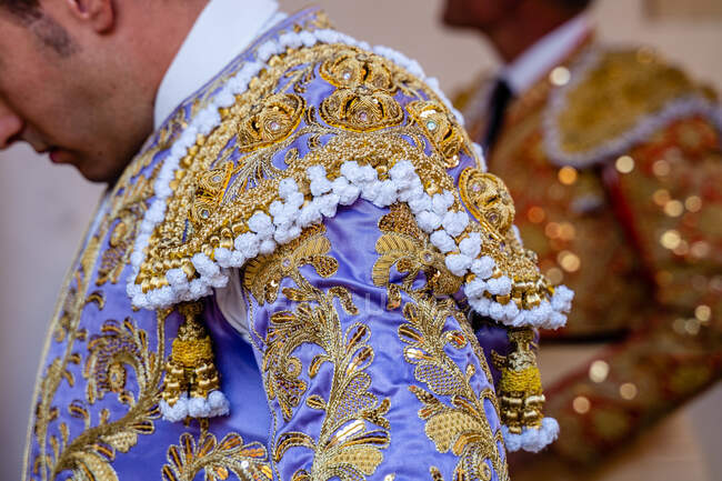 Неузнаваемый мужской тореадор в традиционном костюме, украшенном вышивкой, готовящийся к фестивалю корриды — стоковое фото