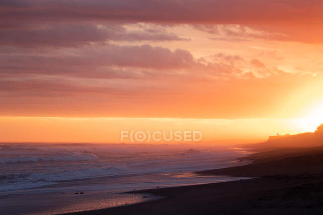 Spettacolare tramonto in mare in una giornata estiva — Foto stock