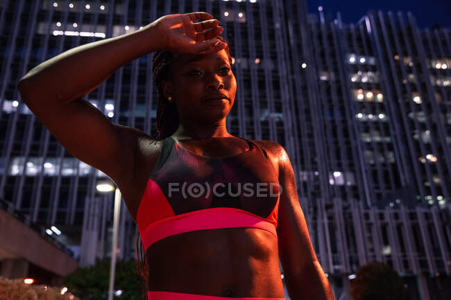 Donna muscolosa in abbigliamento sportivo sulla strada — Foto stock