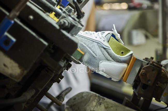 Schuhe im Montageprozess in chinesischer Fabrik — Stockfoto