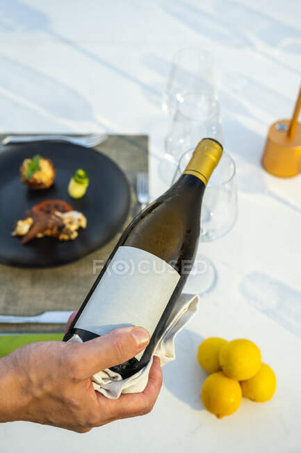 Waiter poiring wine in a glass at outdoor high cuisine restaurant — Stock Photo