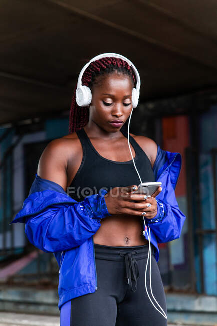 Спортсменка слухає музику — стокове фото