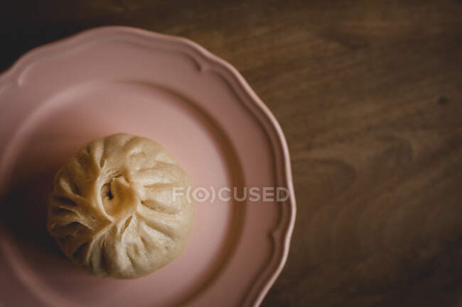 Vista dall'alto del baozi cotto a vapore su piatto di ceramica — Foto stock