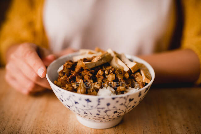 Taça de cerâmica de delicioso prato de ventilador Lu Rou com tofu colocado na mesa no café — Fotografia de Stock