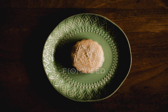 Zierteller mit klebrigem Reiskuchen auf Holztisch im Café platziert — Stockfoto