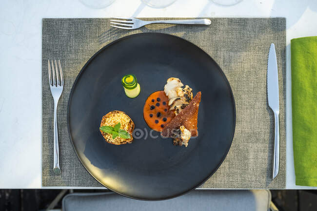 Вкусное и хорошо украшенное блюдо из лобстеров в ресторане высокой кухни на открытом воздухе — стоковое фото