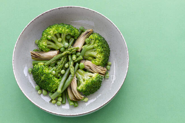 Nahaufnahme von oben eines Gemüsegerichts mit Brokkoli, Pilzen und Erbsen — Stockfoto