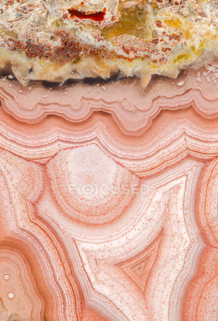Macro de fondo abstracto de gemas de ágata con manchas blancas y rojas y líneas en laguna en México - foto de stock