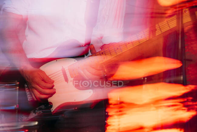 Розмита сцена гітариста, який грає на сцені з електричною гітарою — стокове фото
