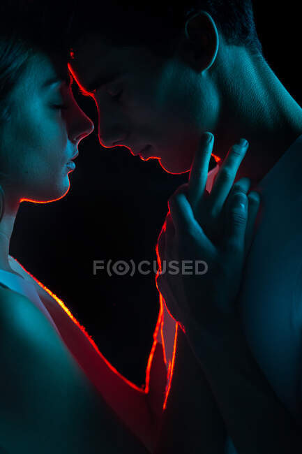 Художнє зображення лагідної пари, що показує любов під світлом проектора — стокове фото