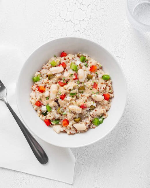 Gros plan d'une assiette de haricots Bulgur Quinoa sur une table blanche — Photo de stock