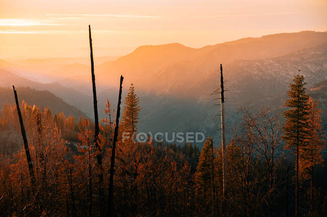 Grandes vistas del Parque Nacional Yosemite al atardecer - foto de stock