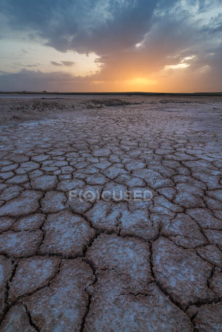 Breathtaking landscape of rough surface of salty lagoon in Toledo under bright sundown sky — Stock Photo