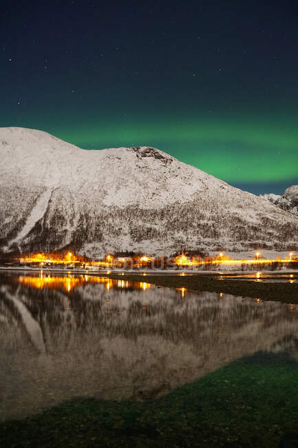 Spettacolari aurore boreali verdi a Tromso — Foto stock