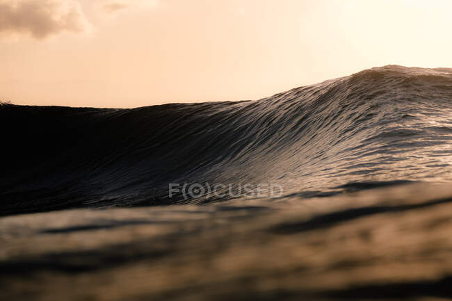 Primer plano de una ola gigante en el mar un día de verano - foto de stock