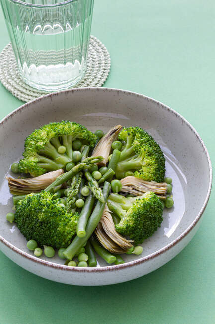 Close-up visto de cima de um prato vegetal com brócolis, cogumelos e ervilhas — Fotografia de Stock