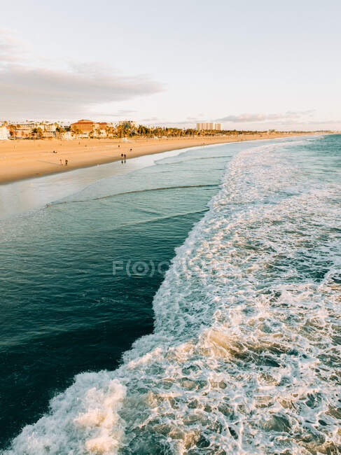 Belle vue sur la plage de Santa Monica vue d'en haut — Photo de stock