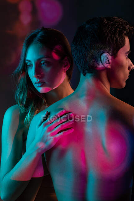 Immagine artistica di coppia affettuosa che mostra amore sotto le luci del proiettore — Foto stock