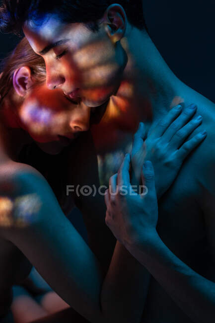 Художнє зображення лагідної пари, що показує любов під світлом проектора — стокове фото