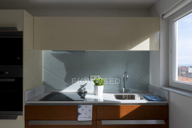 Cozinha minimalista aconchegante com luz natural bonita — Fotografia de Stock