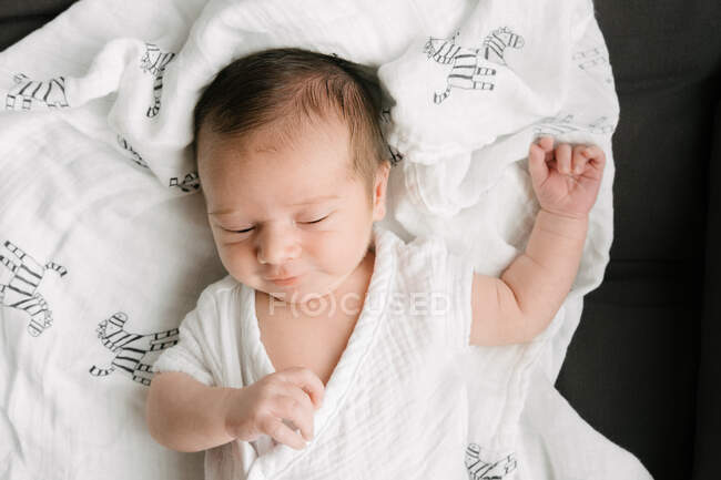 Вид зверху солодкий немовля лежить на м'якому ліжку і спить вдома — стокове фото